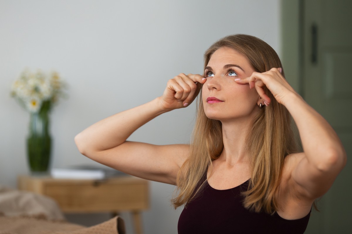 Aplicación del contorno de ojos