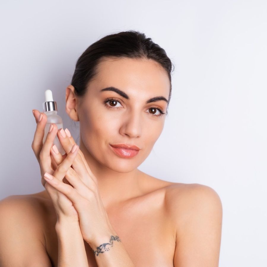 Sérum de retinol: para qué sirve, beneficios y cómo usarlo correctamente en tu rutina facial