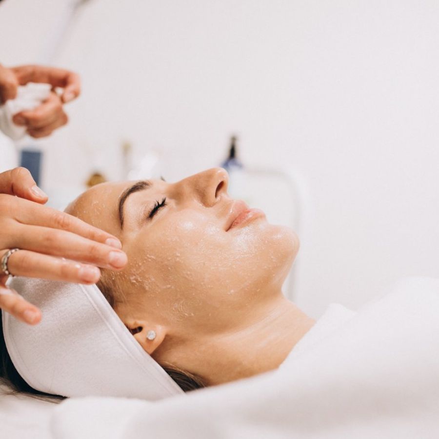 Qué es un peeling: tipos, para qué sirve y cuándo hacérselo según tu tipo de piel